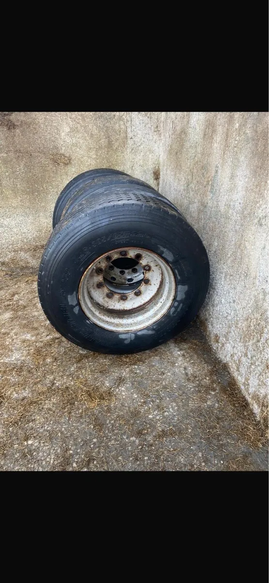 4x super singles tyres 3 mudguards with them - Image 1