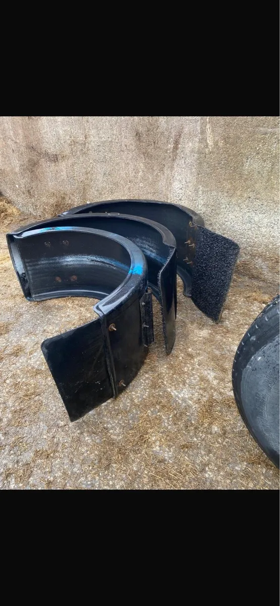 4x super singles tyres 3 mudguards with them - Image 3