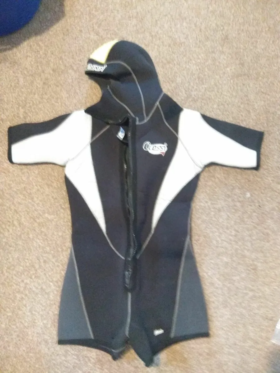 Dive watch & shorty wetsuit - Image 2