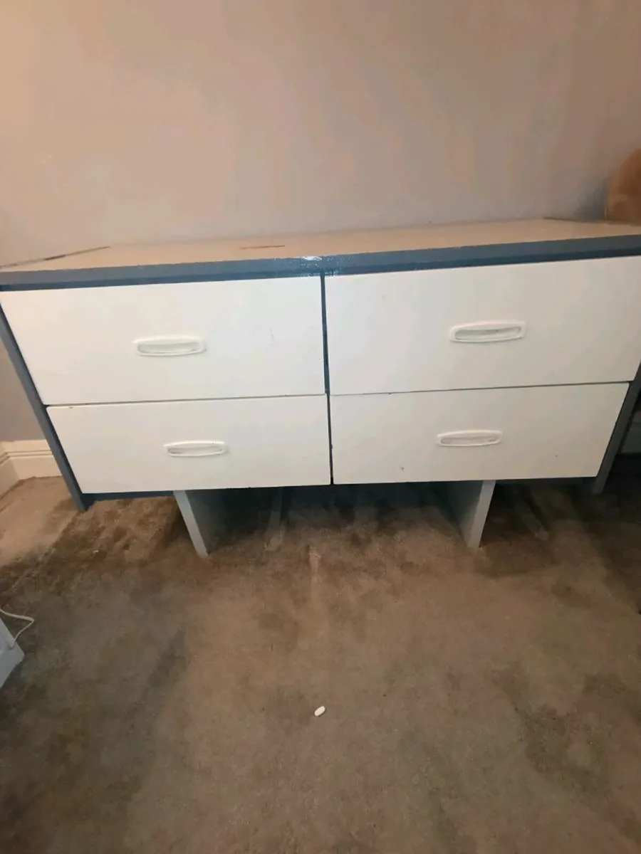 Wooden bedroom dresser free - Image 1