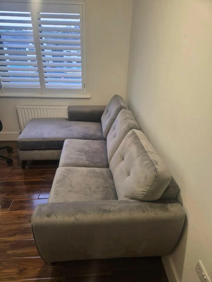 4 seater Grey couch - Image 1