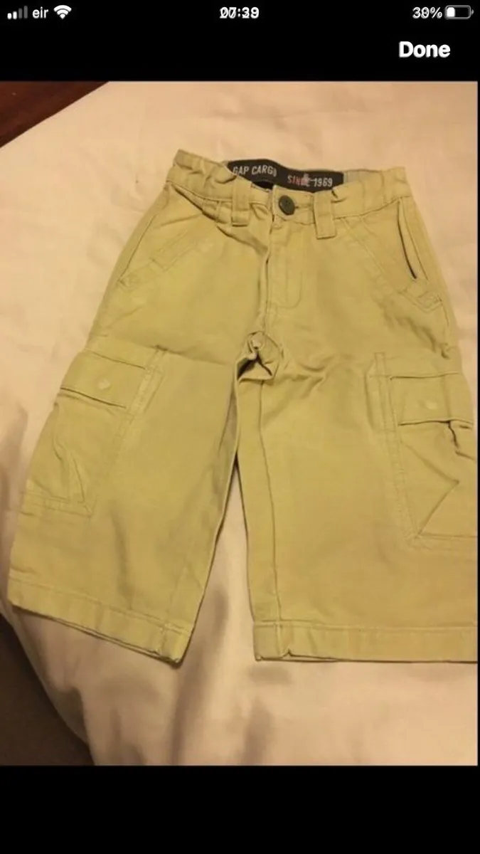 Boys gap trousers 12/18 mths €3 - Image 1