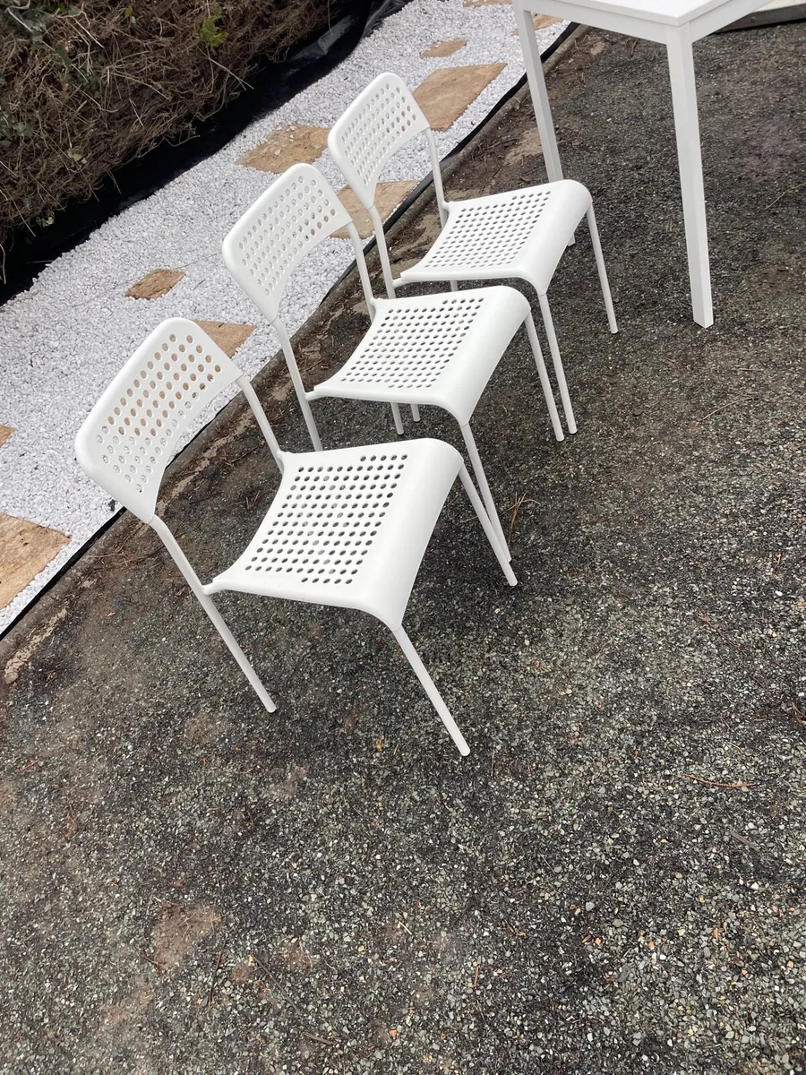 Extendable Kitchen table + 3 chairs - Image 2