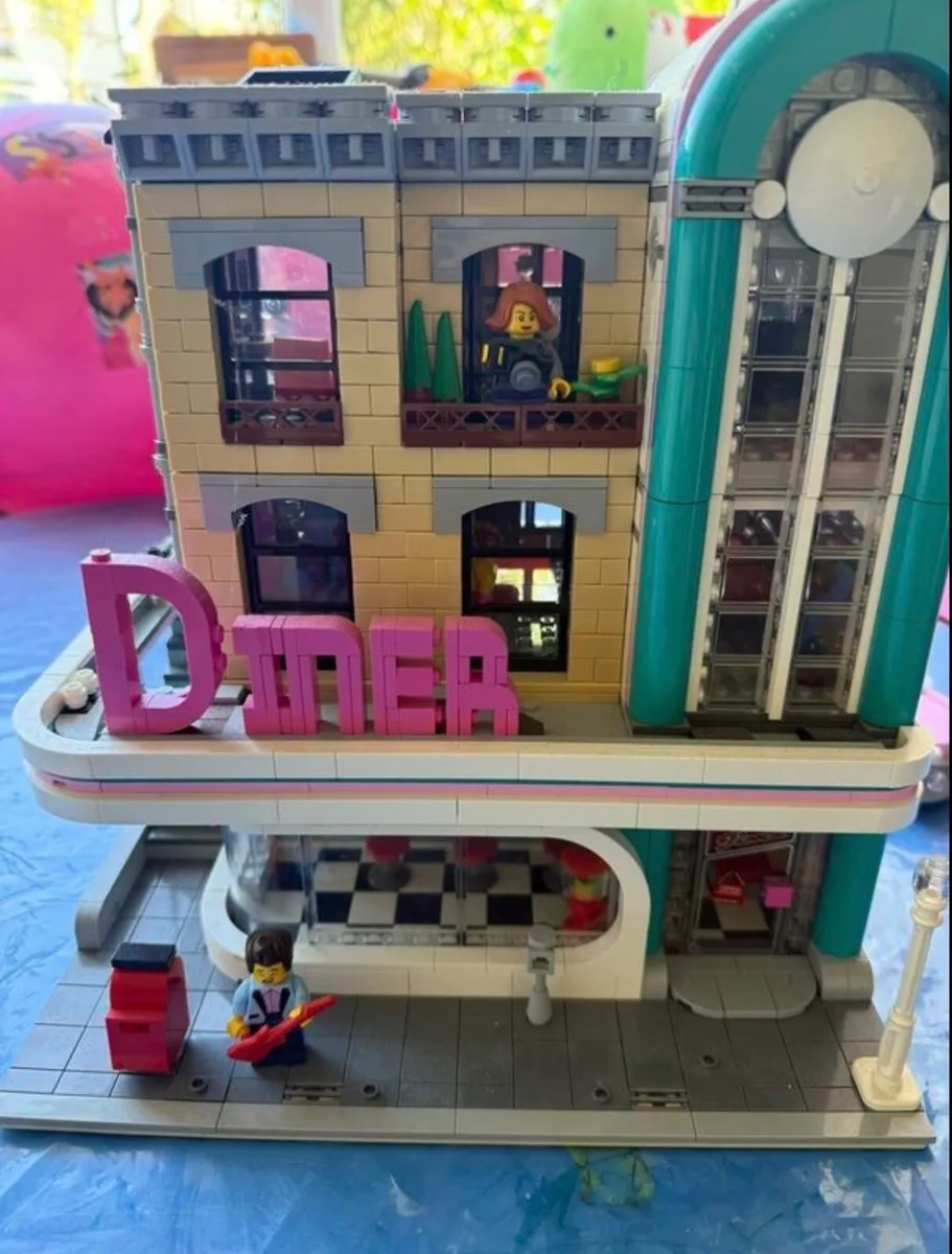 Lego Downtown Diner 10260 - Image 1