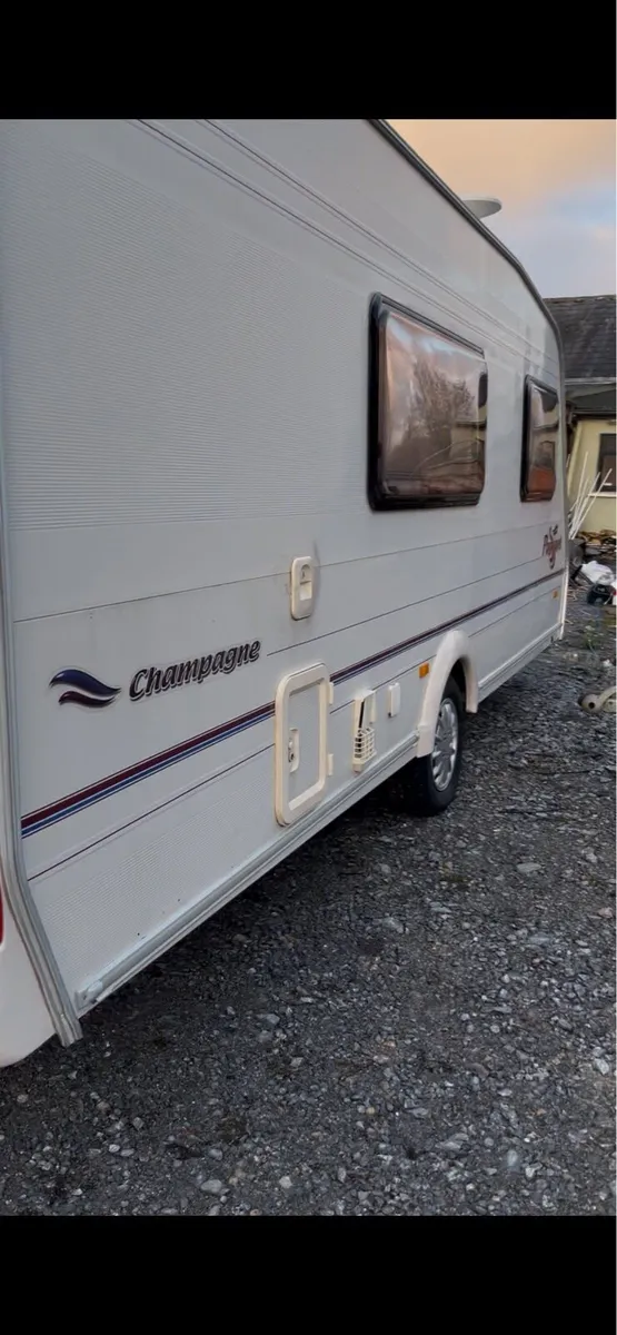 Bailey pageant Champagne 4/5 berth caravan - Image 4