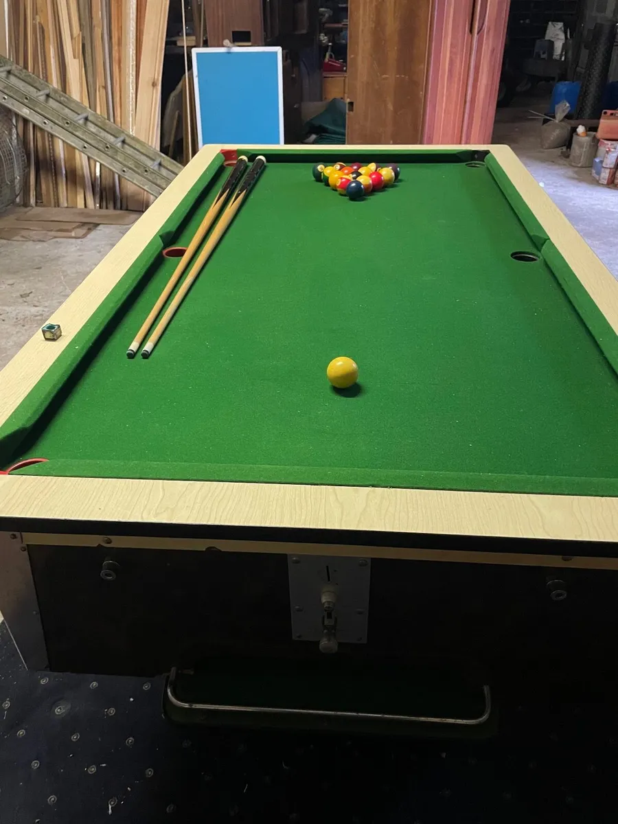 Pool table - Image 1