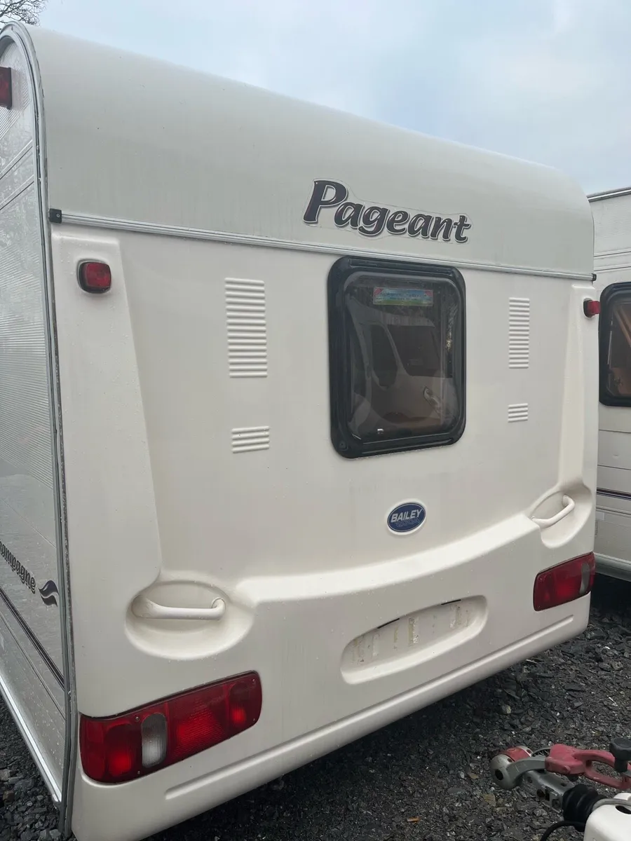 Caravan parts and windows - Image 2