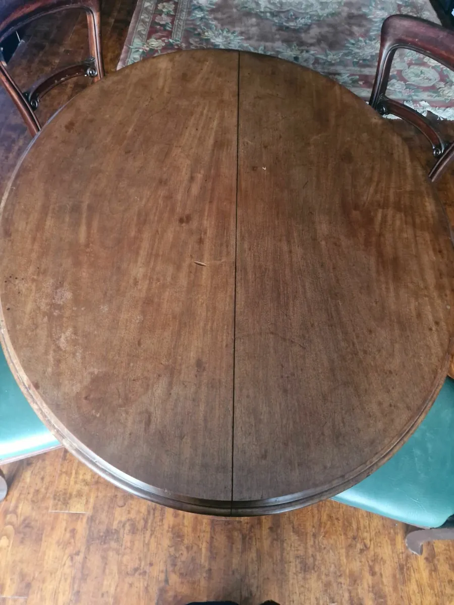 Table and chairs - Image 2