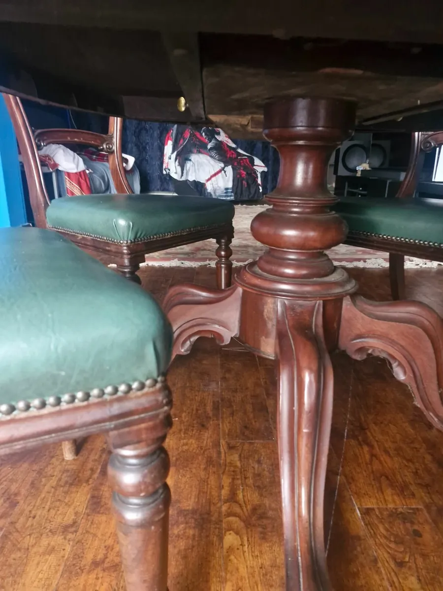 Table and chairs - Image 3