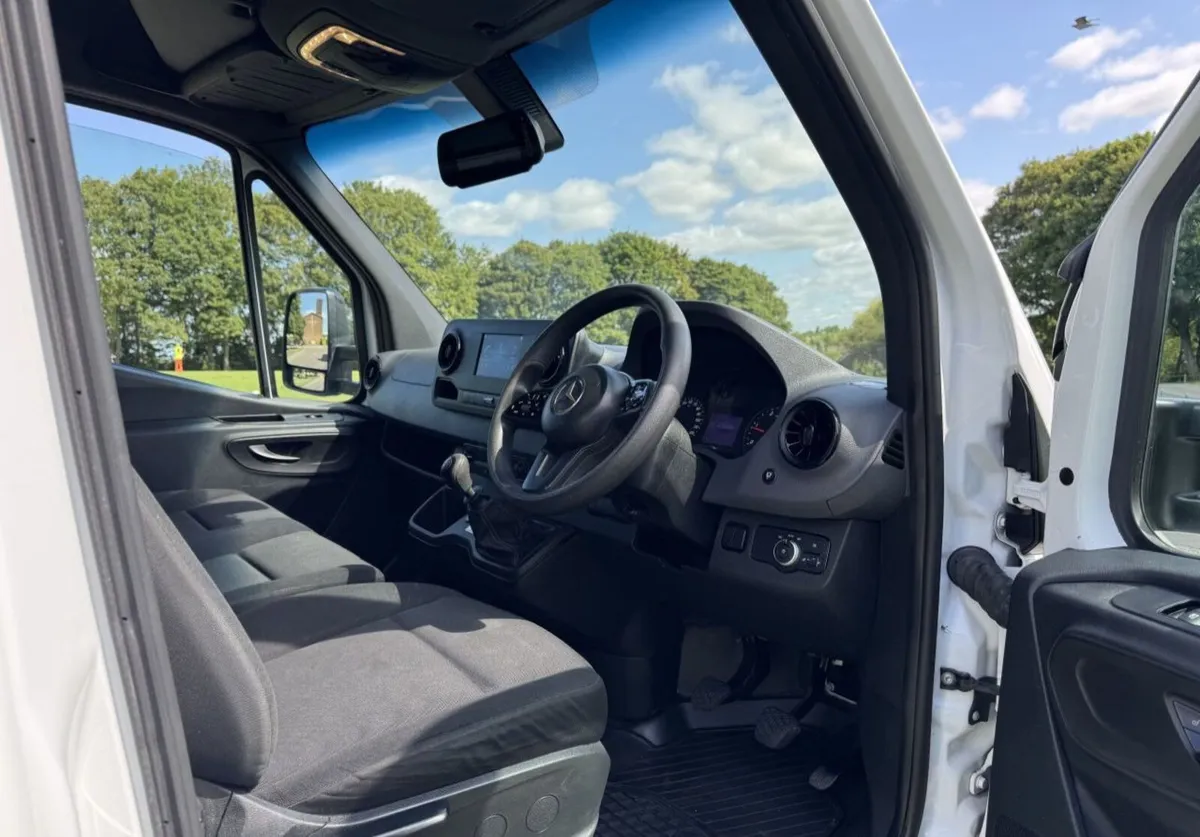 2021 Mercedes-Benz Sprinter Luton Box Van - Image 4