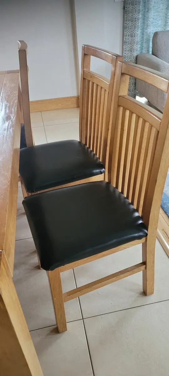 Table and chairs - Image 1