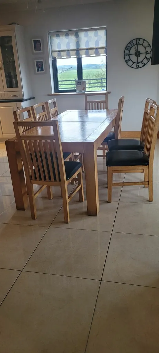 Table and chairs - Image 2