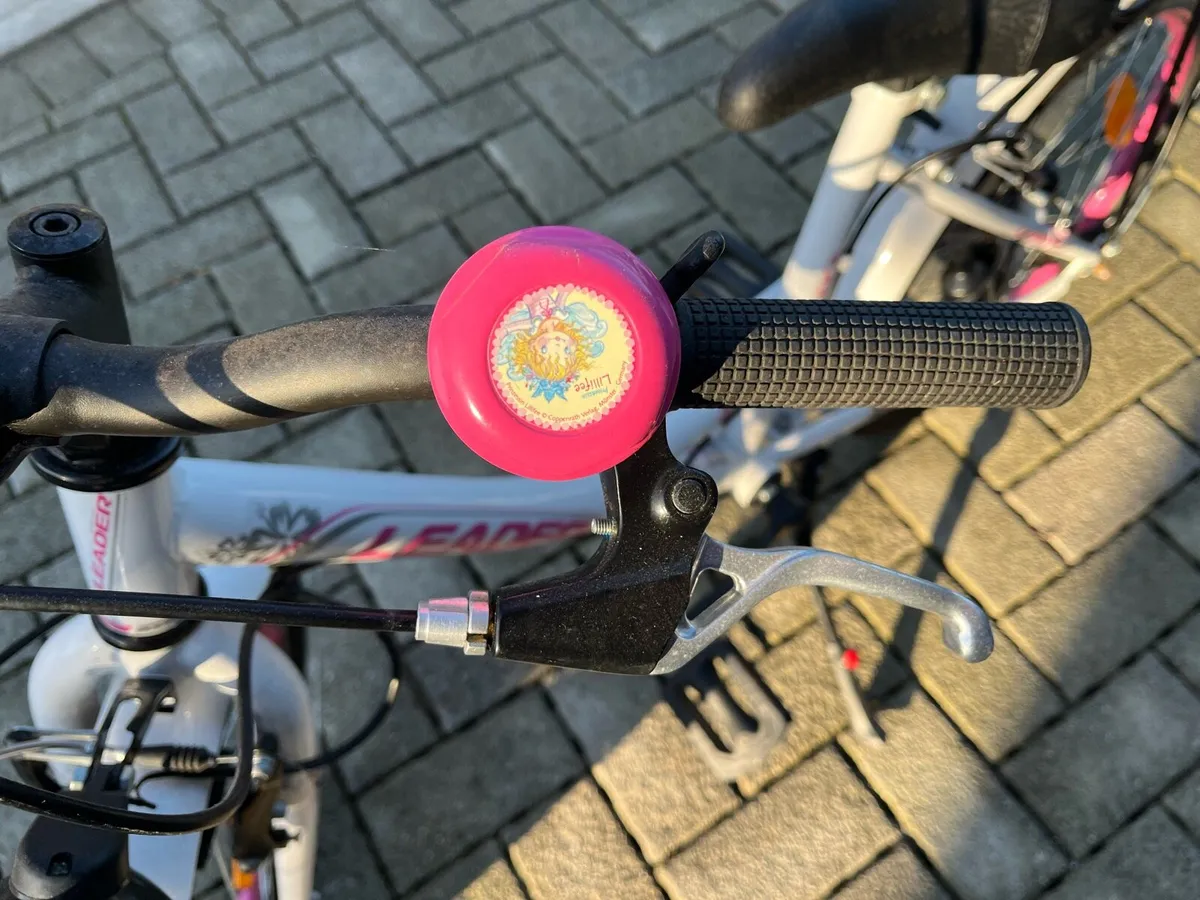Girls bike - Image 4