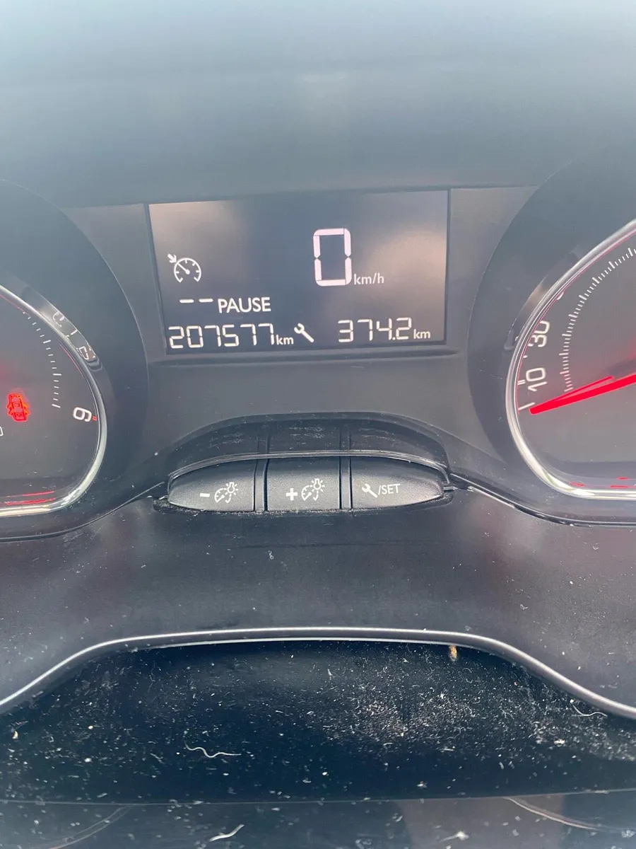 Peugeot 208 1400cc damaged - Image 4