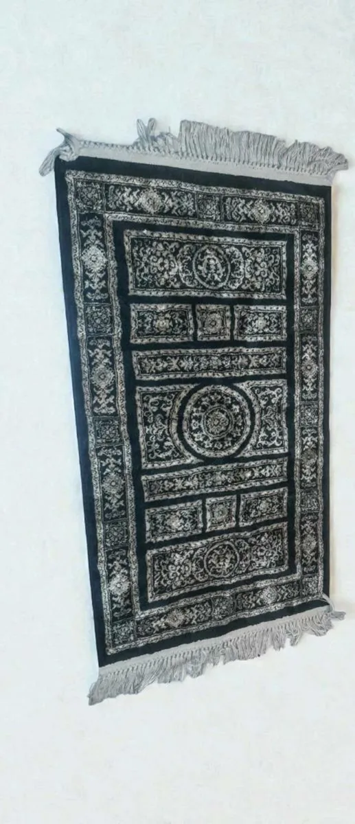 Beautiful woven Oriental silk rug - Image 1