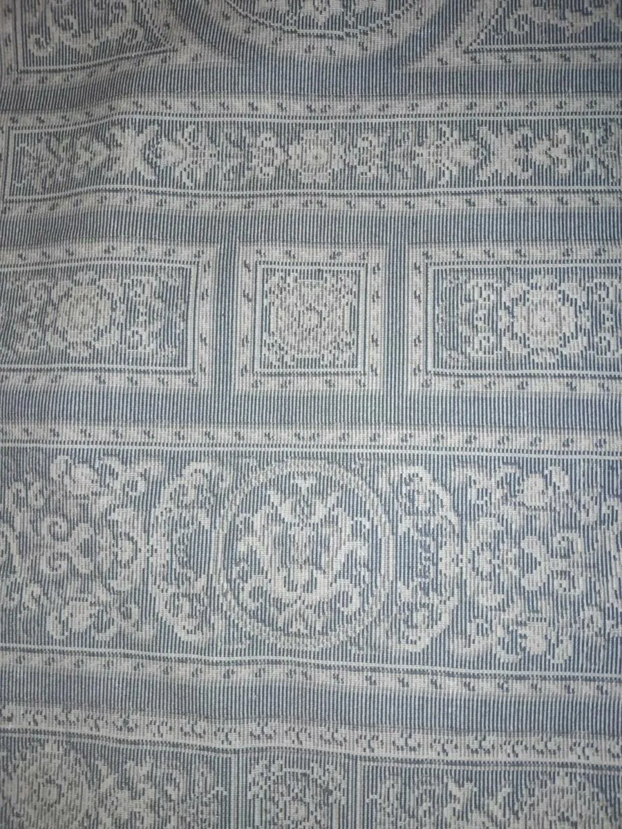 Beautiful woven Oriental silk rug - Image 2