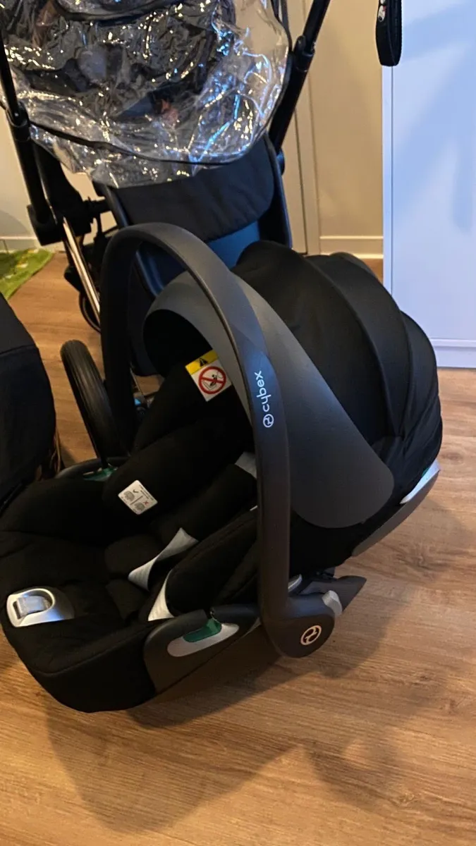 2025 Cybex Priam 4.0 & car seat and isofix rotatin - Image 3