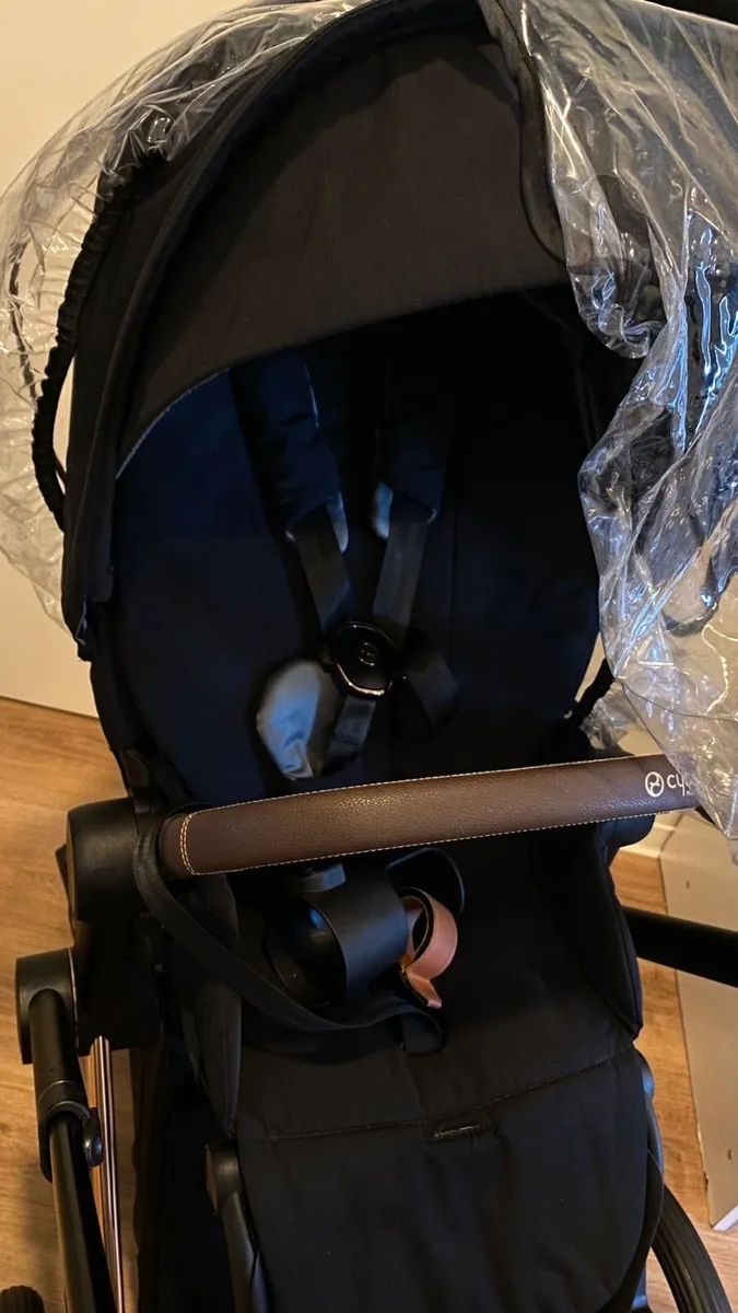 2025 Cybex Priam 4.0 & car seat and isofix rotatin - Image 4