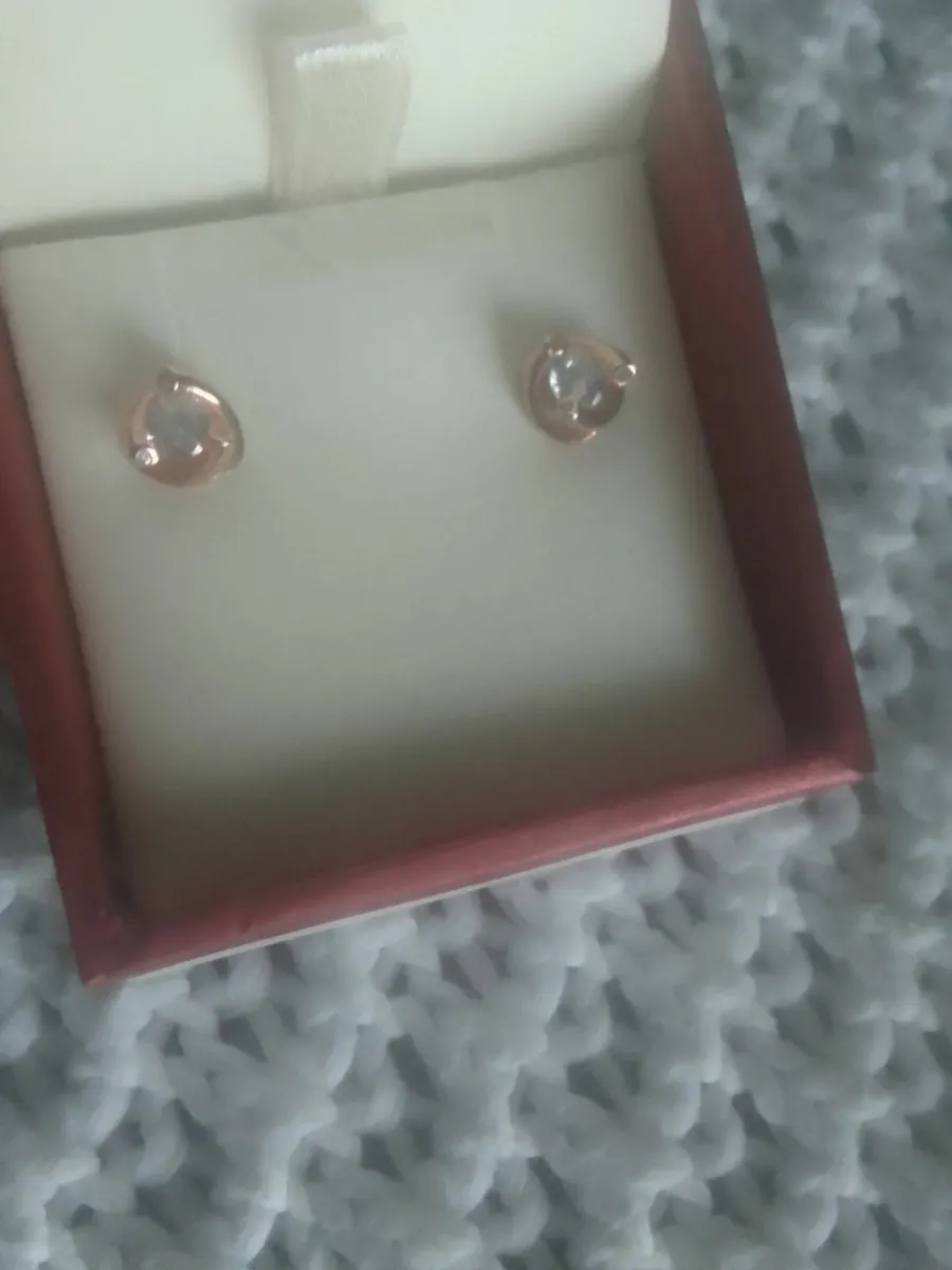 Stg Silver/ rose gold zirconia stud earrings new - Image 1