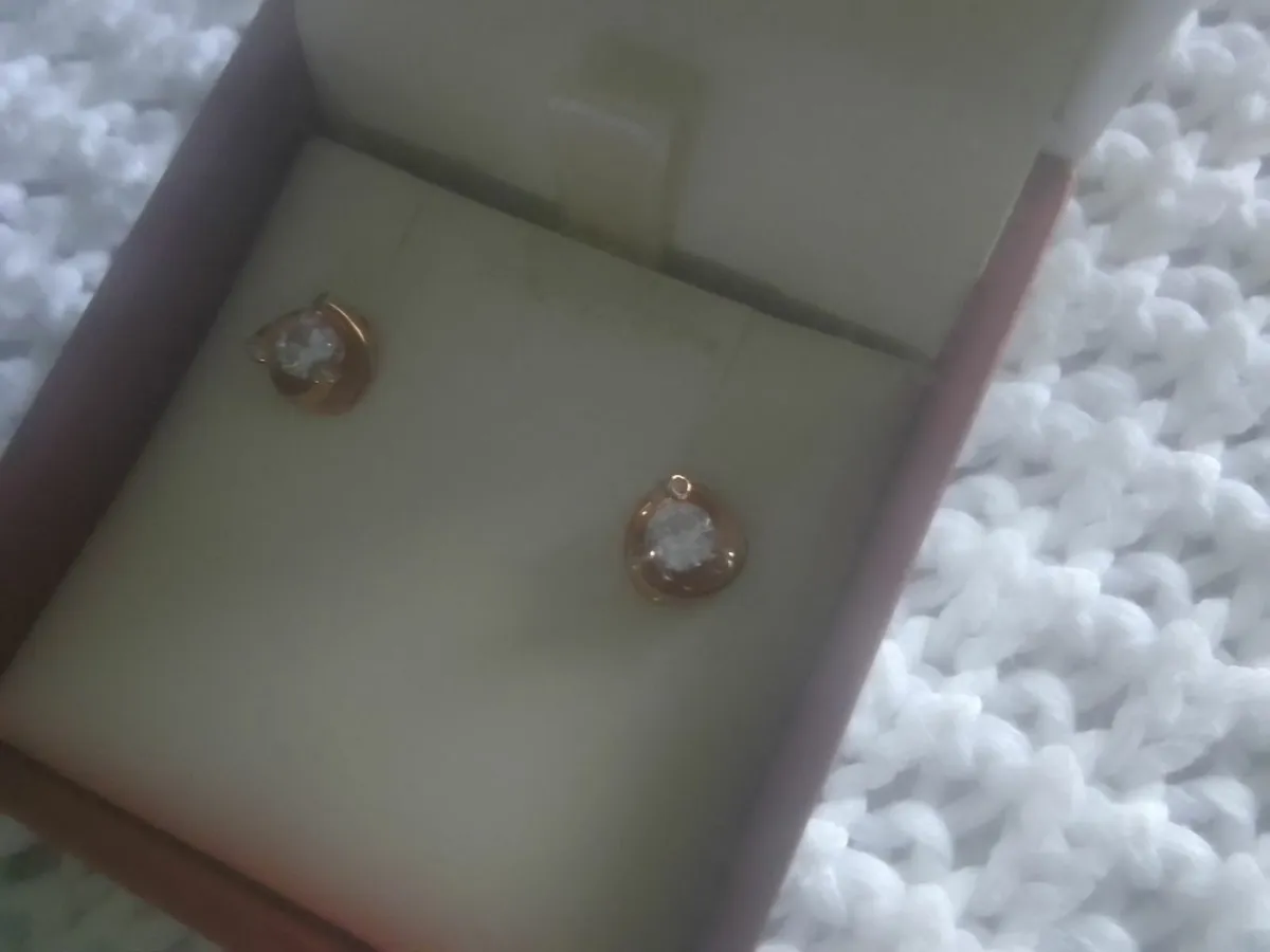 Stg Silver/ rose gold zirconia stud earrings new - Image 2