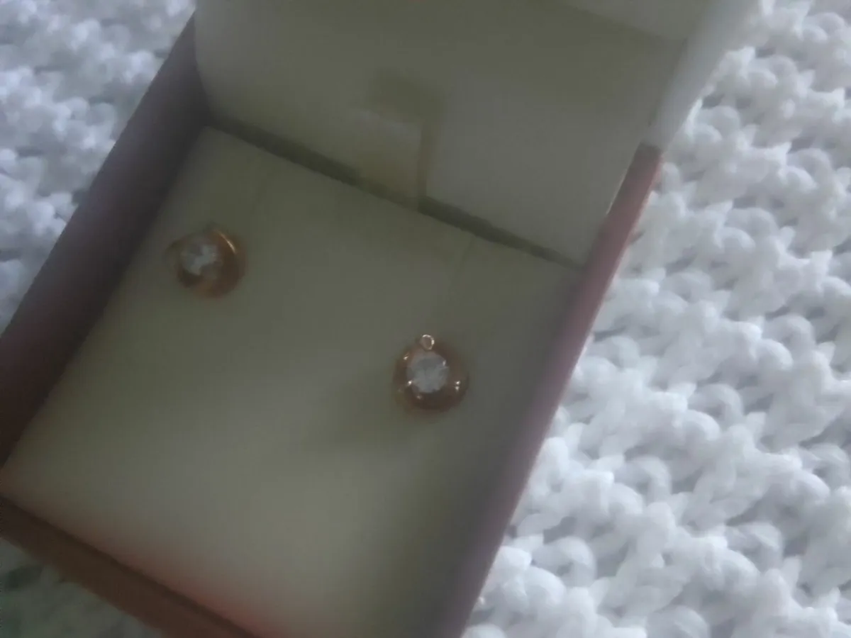 Stg Silver/ rose gold zirconia stud earrings new - Image 3