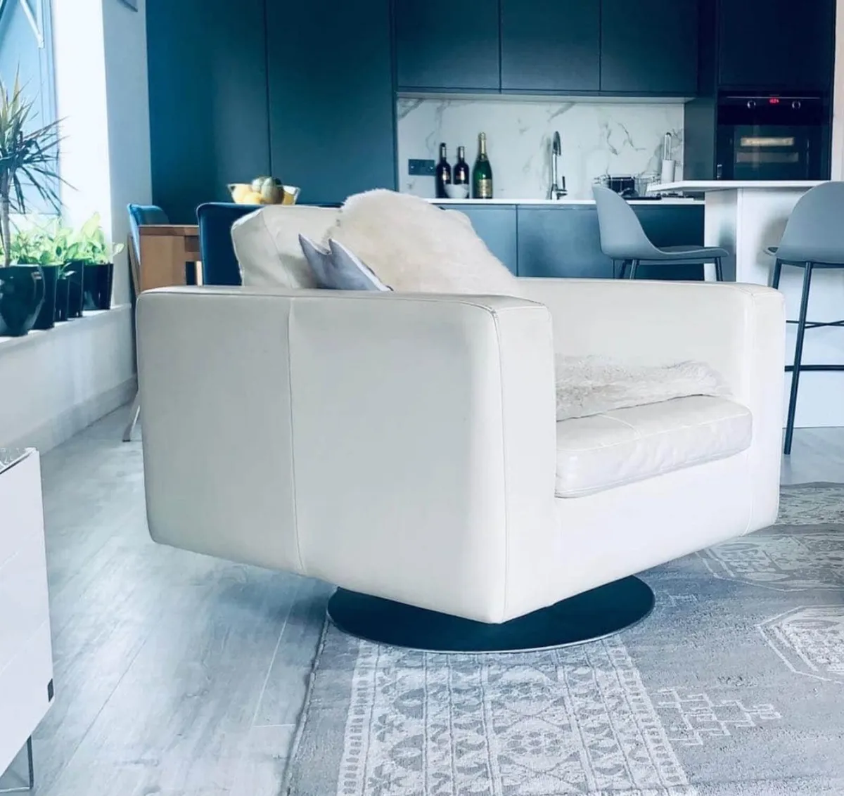 Leather swivel chair - Image 1