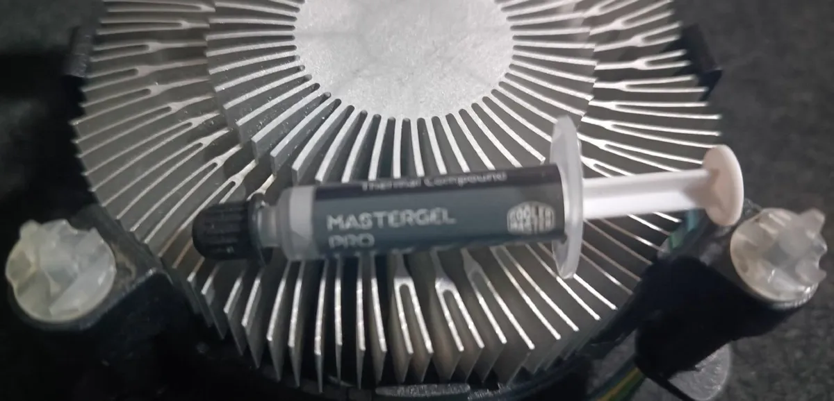 Intel OEM Cooler with Thermal Paste - Image 3