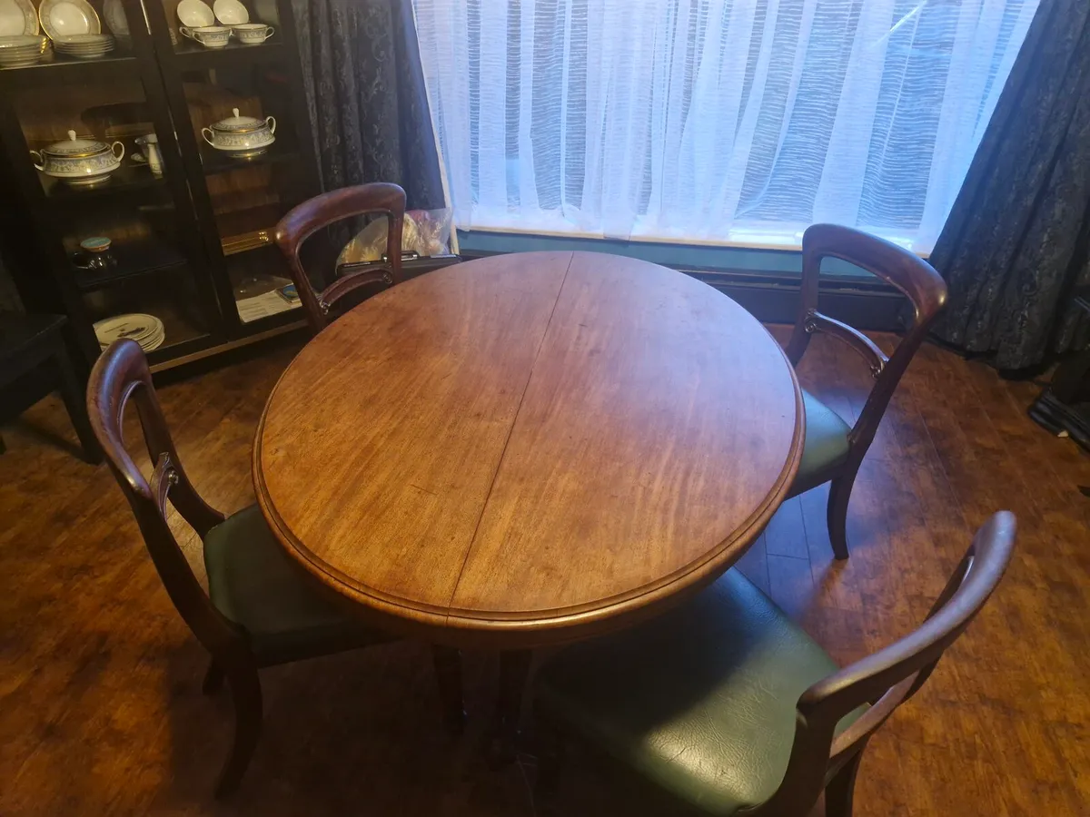 Table and chairs - Image 1