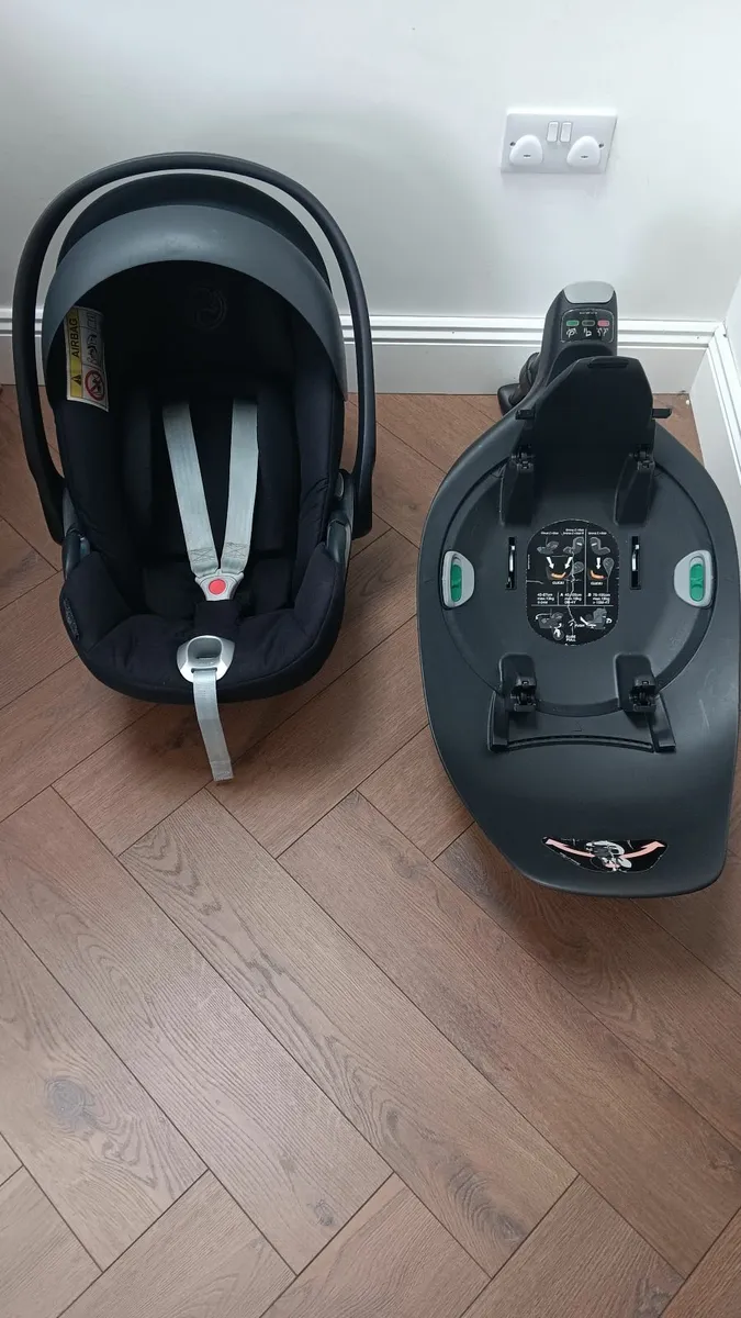 Cybex Cloud Z iSize Car Seat and Isofix Base - Image 1