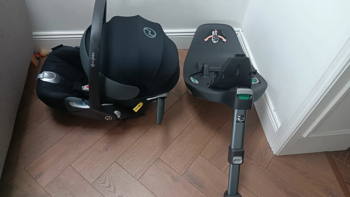 Cybex Cloud Z iSize Car Seat and Isofix Base - Image 2