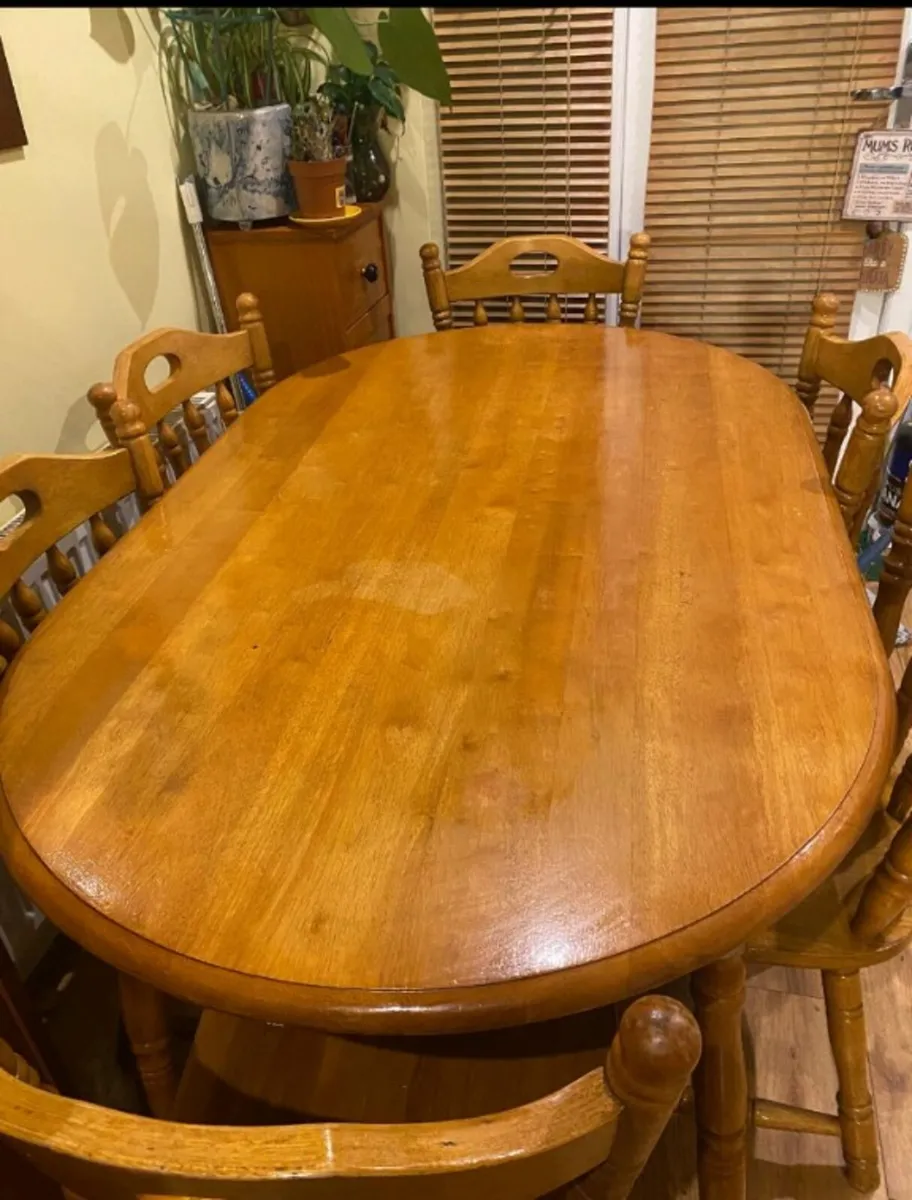 Table and 6 chairs - Image 1