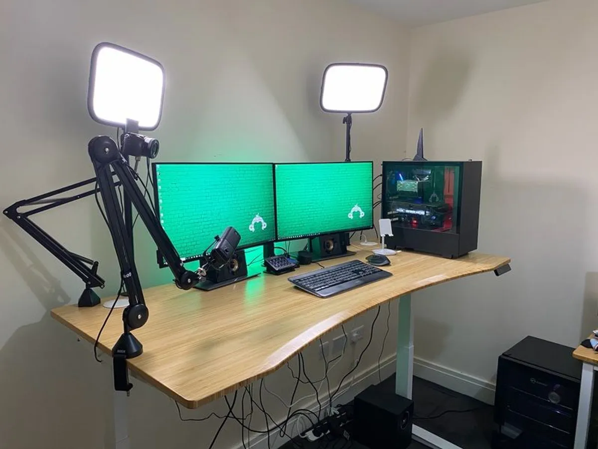 High-End Desktop PC + 2 - 27 inch 4K Dell Monitors - Image 2