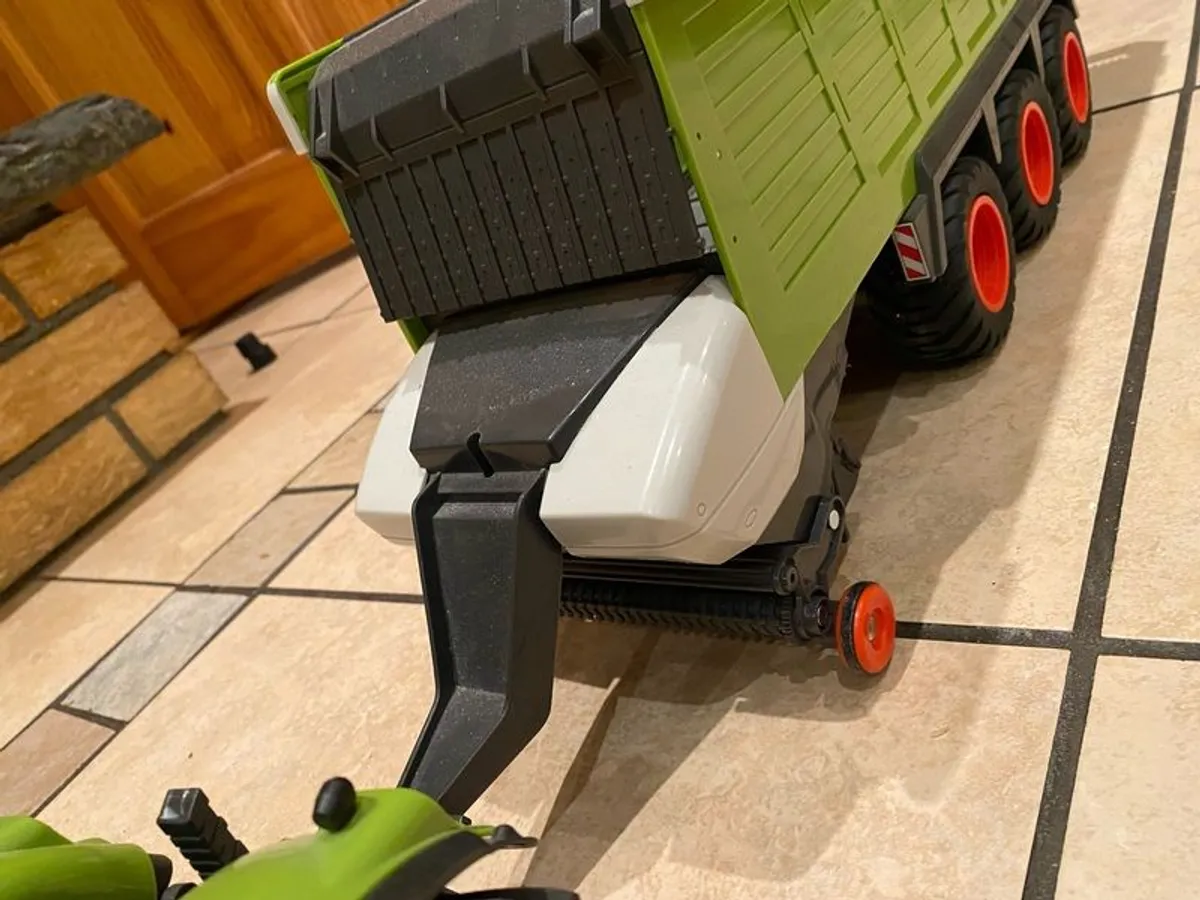 Claas remote control tractor with triaxle silage wagon - Image 4