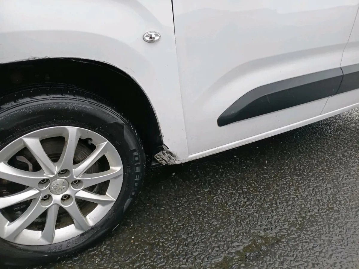 2024 Peugeot partner van lwb, £10+vat light damage - Image 4