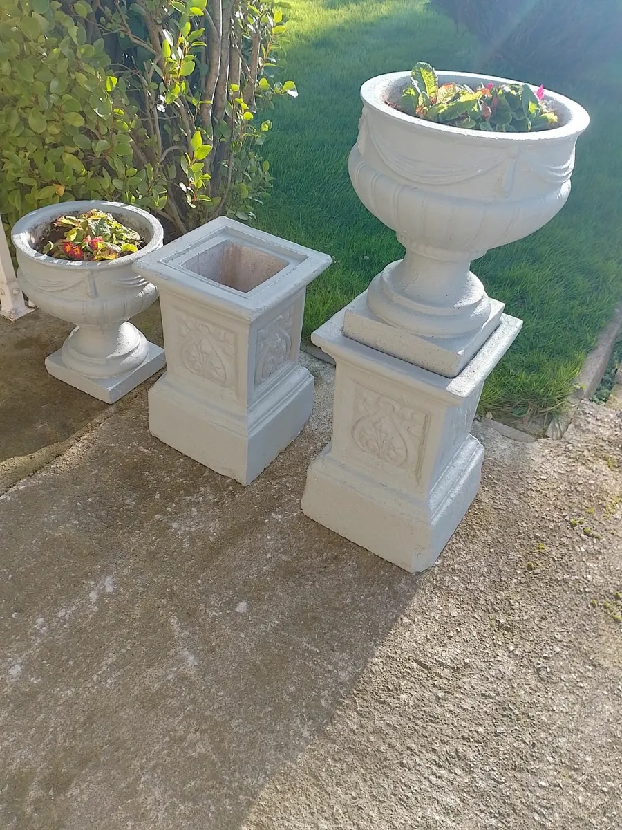 VINTAGE MATCHING PAIR CONCRETE URNS & PEDESTALS. - Image 1