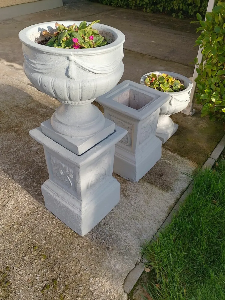 VINTAGE MATCHING PAIR CONCRETE URNS & PEDESTALS. - Image 2