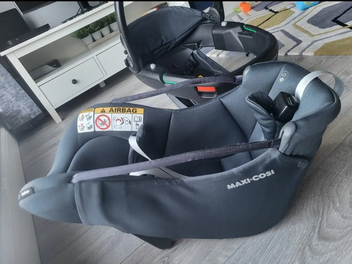 Maxi Cosi Coral 360 Car seat, 360 Isofix Base - Image 2