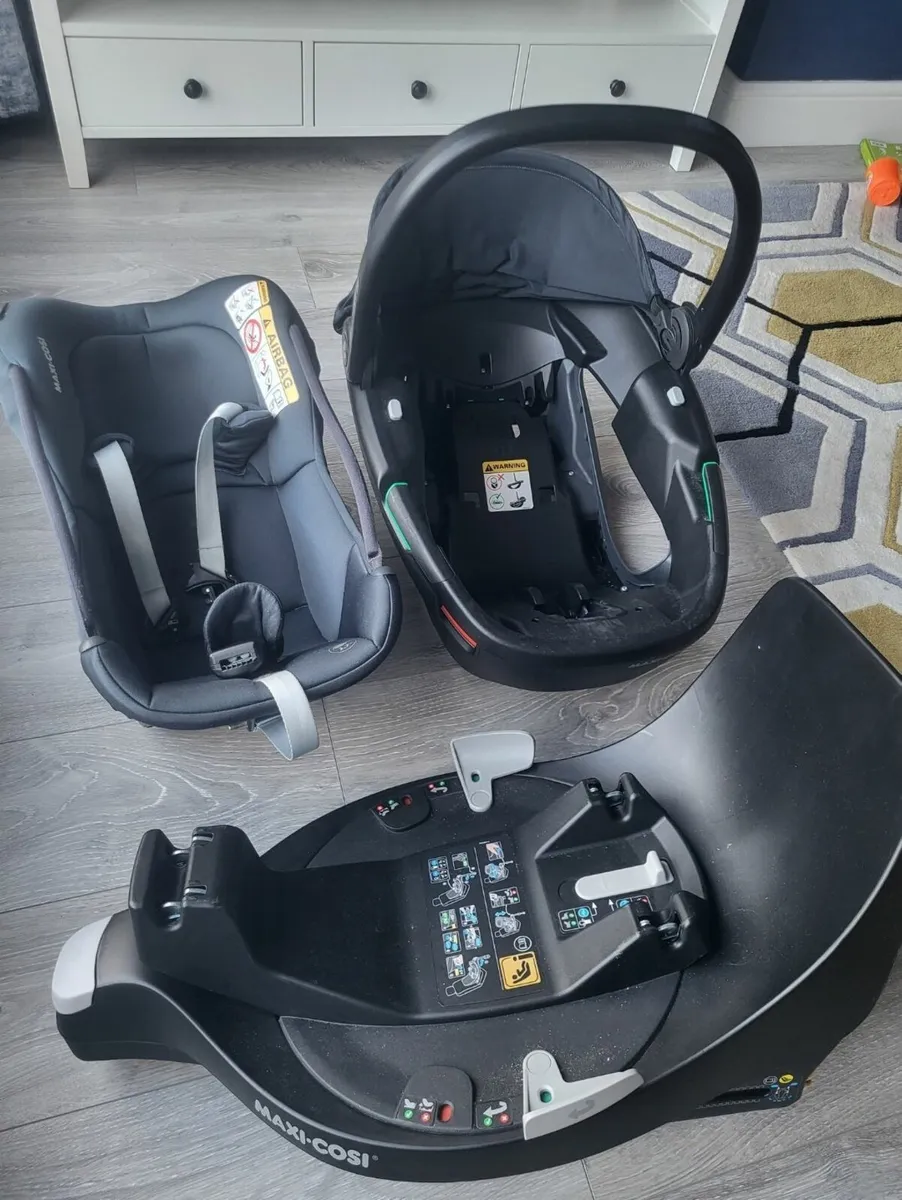 Maxi Cosi Coral 360 Car seat, 360 Isofix Base - Image 1