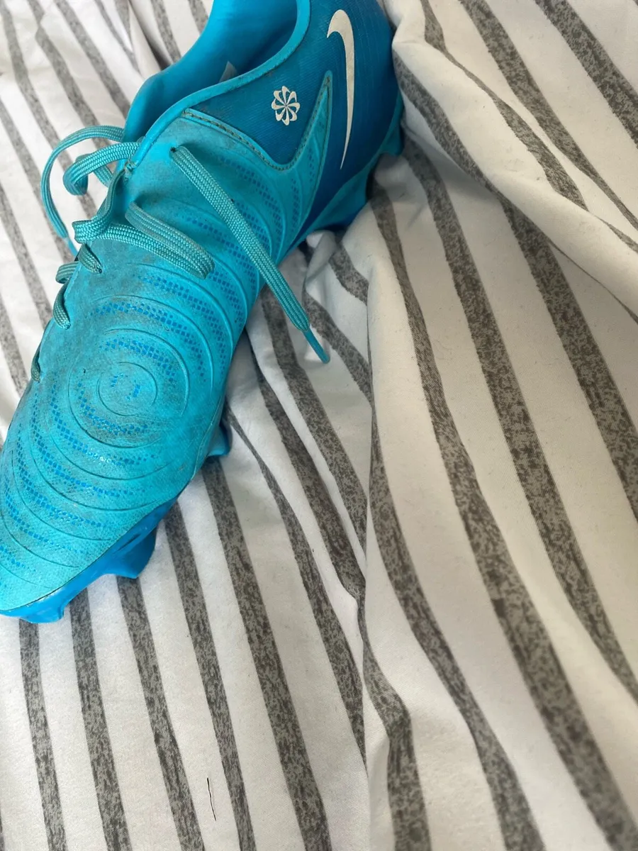 Blue Nike phantom SG soccer boots CASH ONLY - Image 4