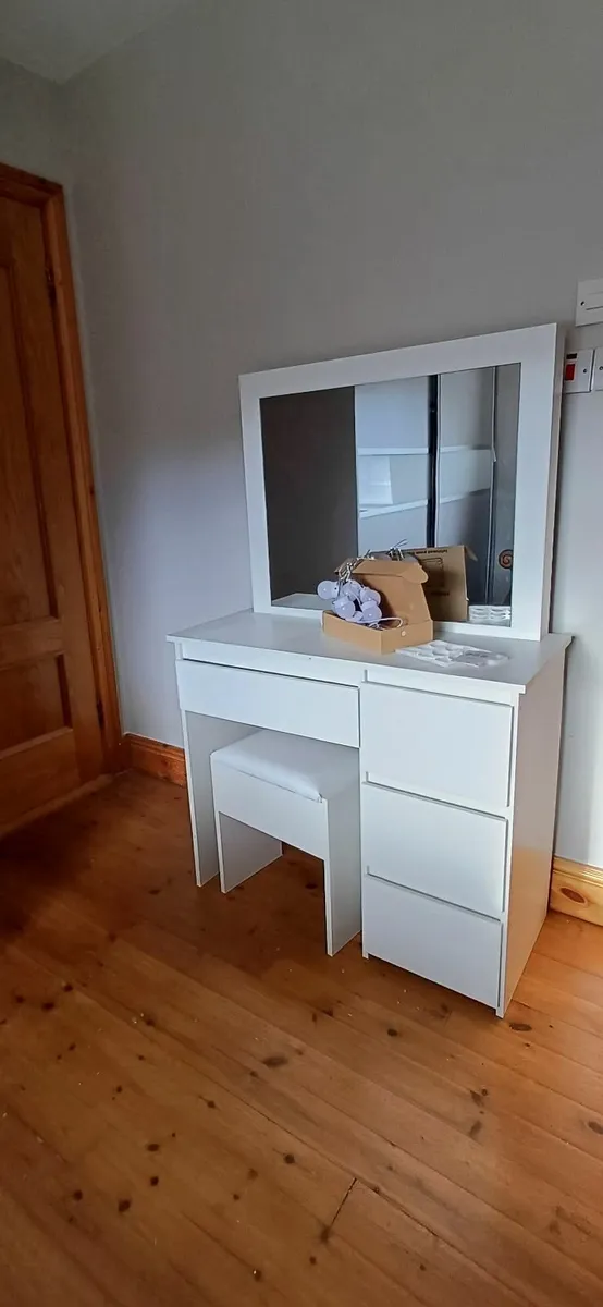 Vanity table with mirror,  12LED lights and stool - Image 1