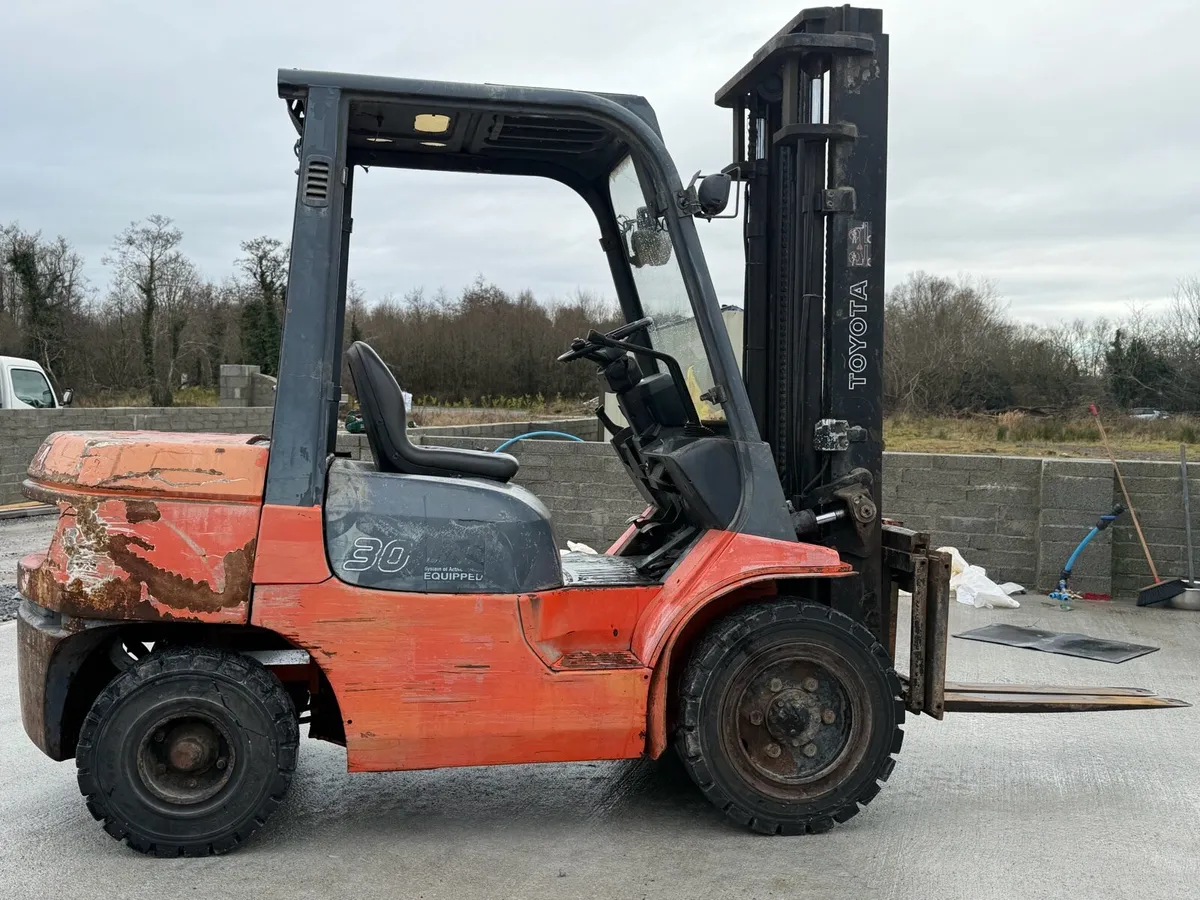 Toyota forklift - Image 1