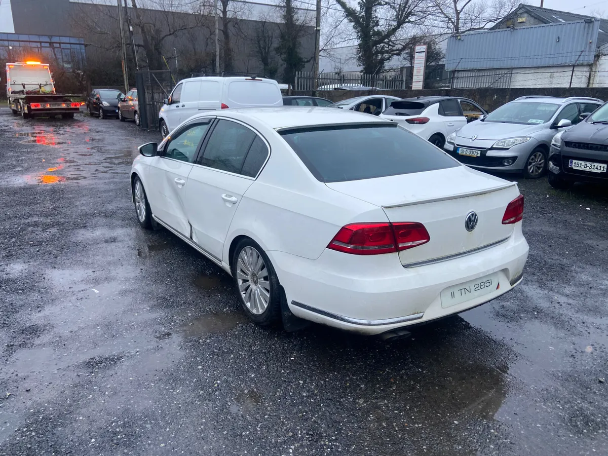 2011 Volkswagen Passat slight damage - Image 3