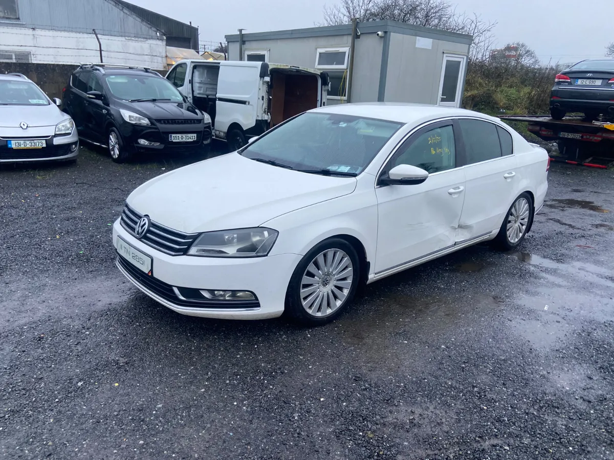 2011 Volkswagen Passat slight damage - Image 2