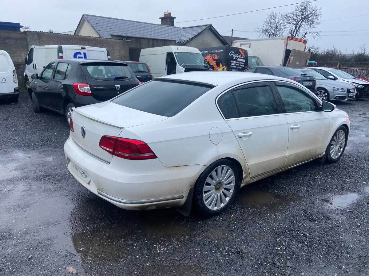 2011 Volkswagen Passat slight damage - Image 4