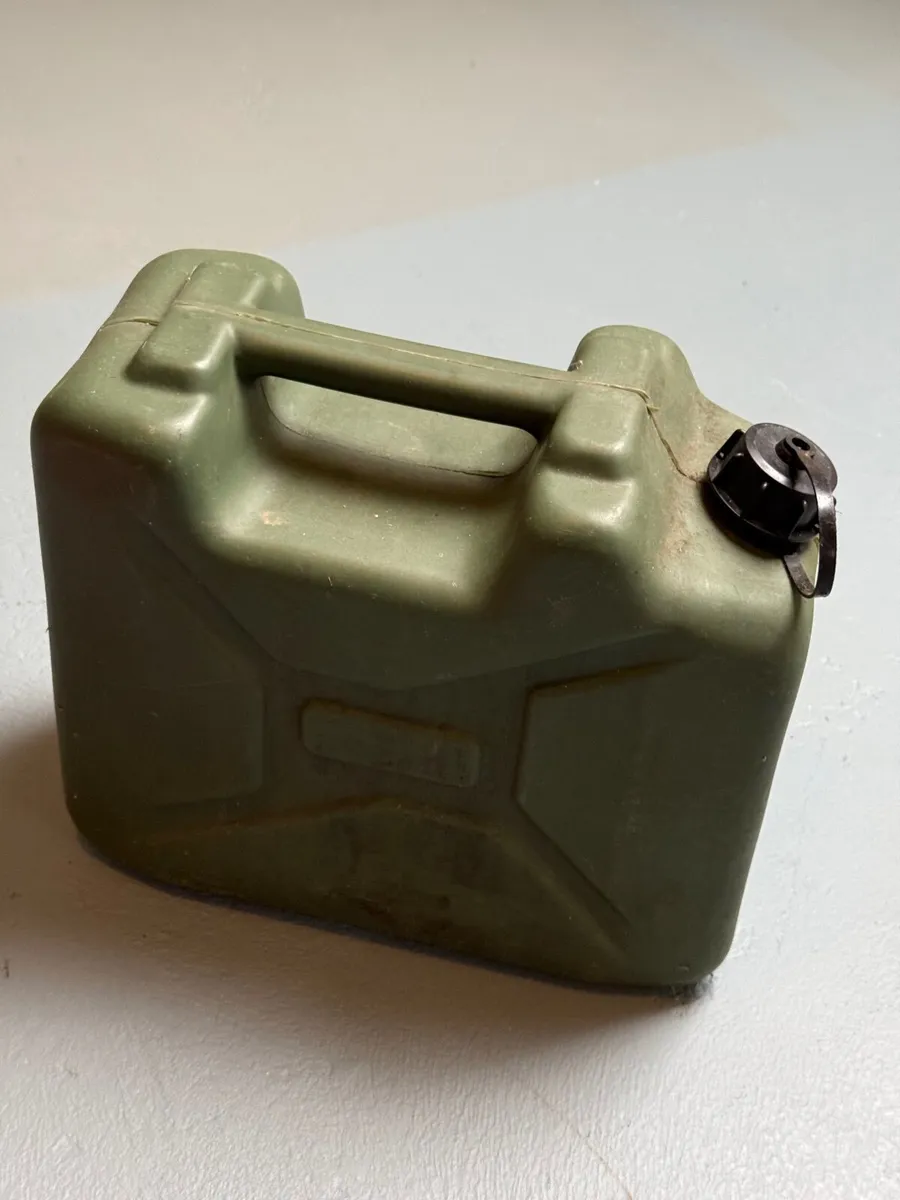 10 litre plastic heavy duty Jerry petrol can. - Image 1