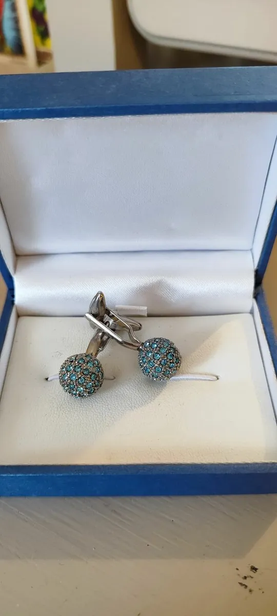 Cuff links 2 sets and a tie holder - Image 1