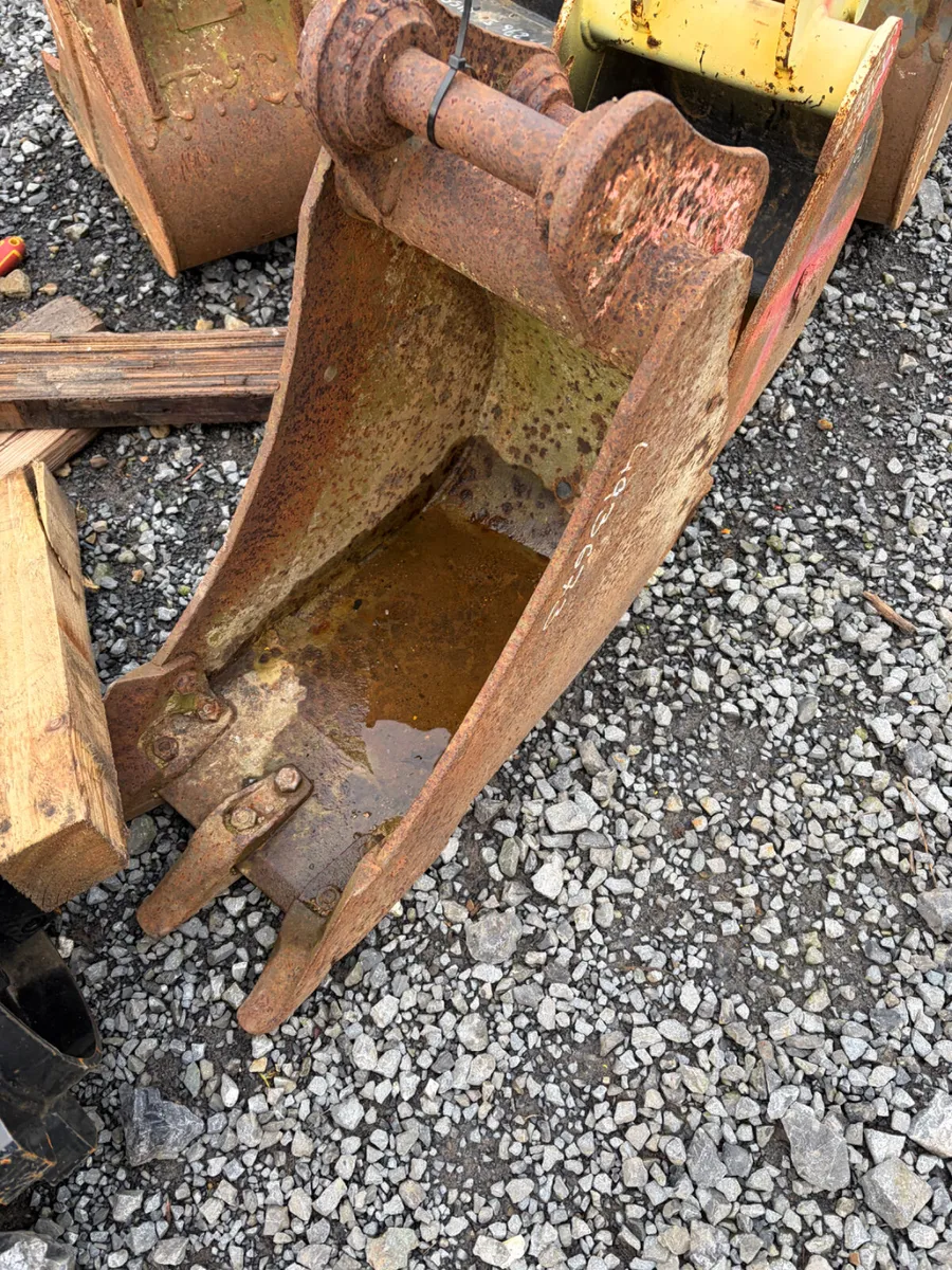 1ft digging bucket with teeth 40mm pins - Image 1