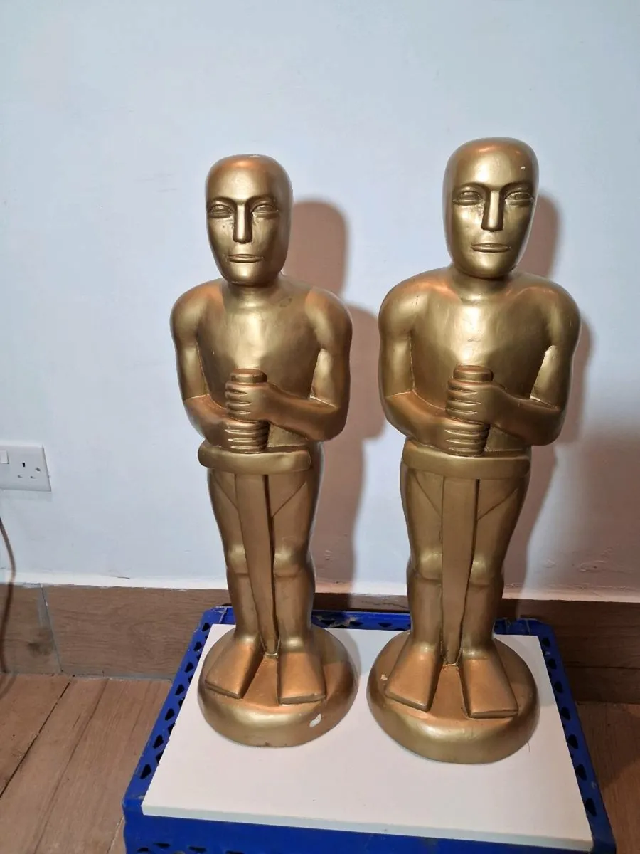 A PAIR OF OSCAR STATUETTES - Image 1