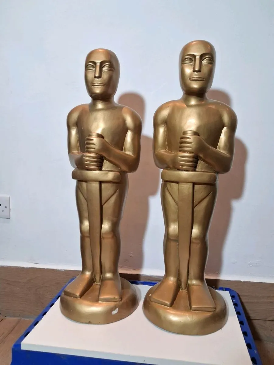A PAIR OF OSCAR STATUETTES - Image 2