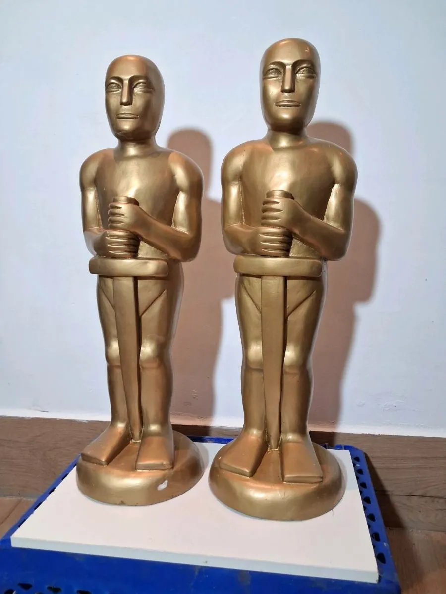 A PAIR OF OSCAR STATUETTES - Image 3